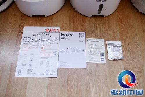 产品的说明书放在送风模块中,包括注意事项,使用说明书,APP教程、橙味香薰模块。关于注意事项,这是一个比较特殊的说明,由于不同模块间需要接口连接,这就让整个产品有着更高的危险性,大面积的红色文字,看着还是蛮“触目惊心”的。