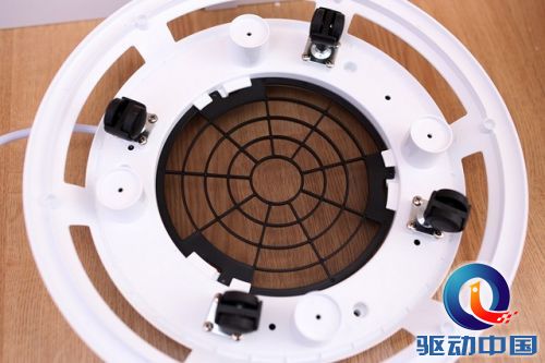 底座上配有四个万向滑轮,方便空气魔方在室内的移动。当然我个人觉得稍微遗憾的是底座上没有固定卡扣,家中有小孩的情况下,易于推动和本身结构的不稳定,是否会造成潜在的安全隐患?