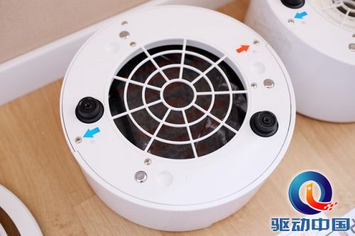 空气净化的理论很简单,就是利用高效过滤网来拦截空气中的悬浮颗粒物,实现对PM2.5微粒的有效净化,另为RCD除甲醛模块利用活性炭的吸附技术和催化剂的催化养活反应实现对甲醛、苯等有机化学污染物的净化。红蓝箭头同样是为了确认安装方向,当然我觉得这个设计可以放置在机身两侧,会更人性化。