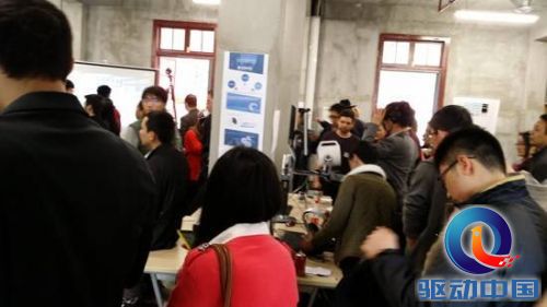 上海虚拟现实沙龙引众多爱好者前来体验