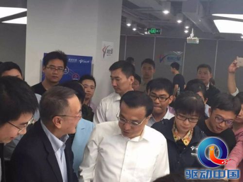 点击查看原图 总理到访中关村 李大大身边的美女CEO是谁