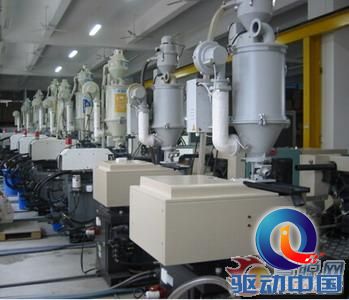  （图为：万利达净水器先进的生产设备） 