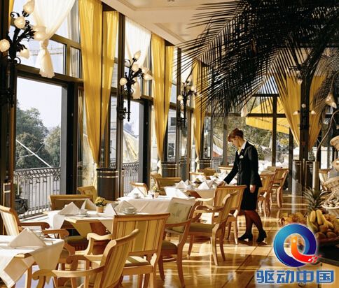 赴瑞中国留学生:两次瑞士五星酒店实习,两年不到成为区域销售经理