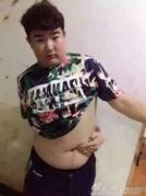 说明: D:\睿思\稿件\肚脐\胖子摸到.jpg
