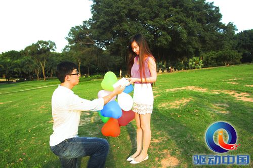 “指”为寻找你 男子无人机空投锋尚Pro抱得美人归