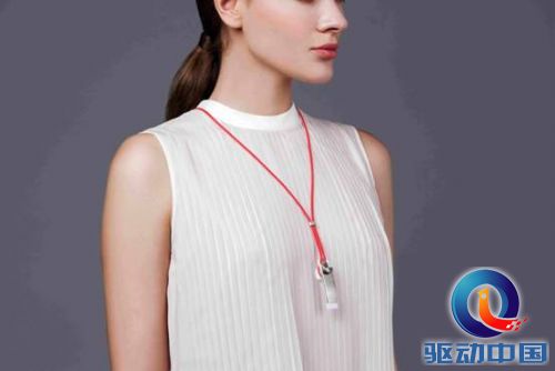 说明: D:\WORK\20100401 NEW START\Client\华为荣耀\2015\产品项目\荣耀7\发布会\文案管理\NEW\004-荣耀小口哨\荣耀小口哨搭配皮绳更时尚.jpg