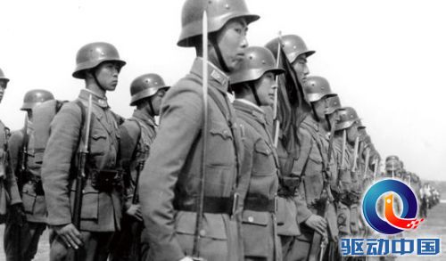 1937年8月,淞沪战役爆发,拥有德式武器装备的中国军队中央教导师整装待发,准备奔赴前线。