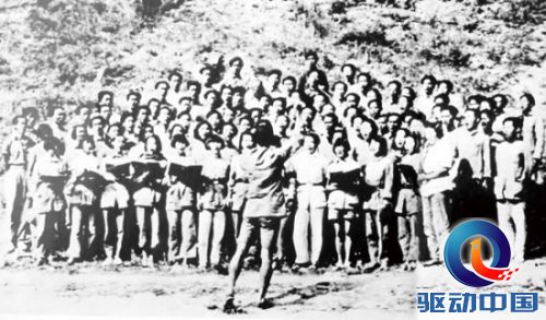 1939年4月,冼星海在延安指挥排练《黄河大合唱》