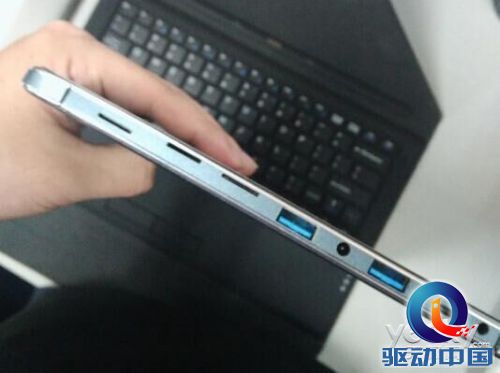 从曝光图可以看出,神舟PCpad二代在外观和色调上基本保持不变,不过在接口方面有所不同。原PCpad在USB3.0接口上仅有一个,现曝光图中有两个USB3.0接口,也意味着神舟PCpad在外接拓展上更进一步。同时,曝光图中最大的信息点是:PCpad二代采用了Core M处理器,想必搭载这款四核芯片之后的运行性能将会提升很多,且在功耗上得以降低。