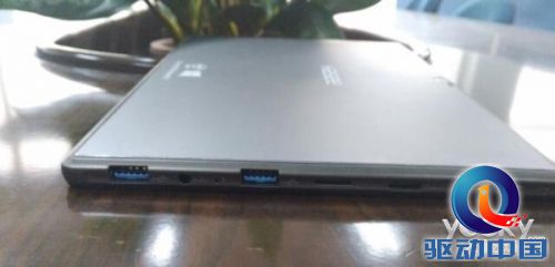 从曝光图可以看出,神舟PCpad二代在外观和色调上基本保持不变,不过在接口方面有所不同。原PCpad在USB3.0接口上仅有一个,现曝光图中有两个USB3.0接口,也意味着神舟PCpad在外接拓展上更进一步。同时,曝光图中最大的信息点是:PCpad二代采用了Core M处理器,想必搭载这款四核芯片之后的运行性能将会提升很多,且在功耗上得以降低。