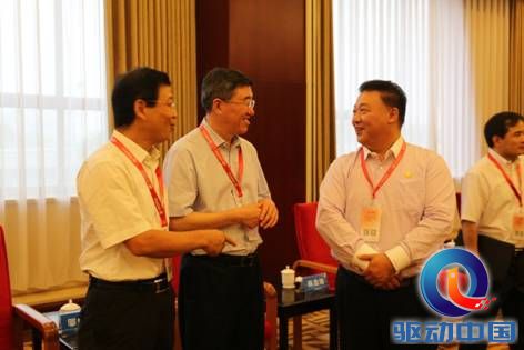 说明: 第一视频集团董事局主席张力军与参会嘉宾亲切交流.JPG