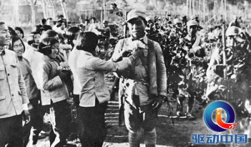 1940年底,华北群众热烈欢迎参加百团大战凯旋归来的英雄们
