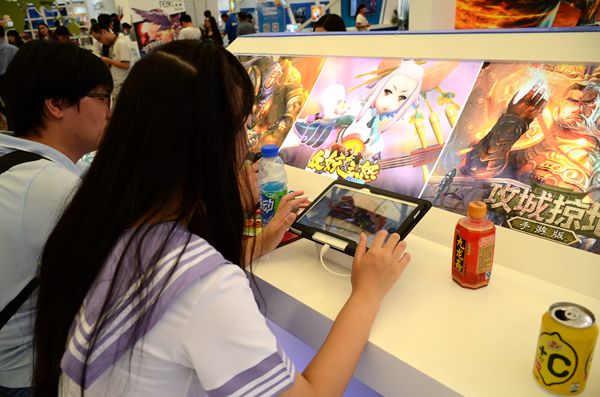 图6.飞流展区正在认真玩游戏的到场观众