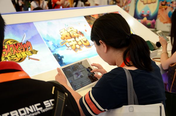 图4.正在认真试玩飞流展区游戏的到访者