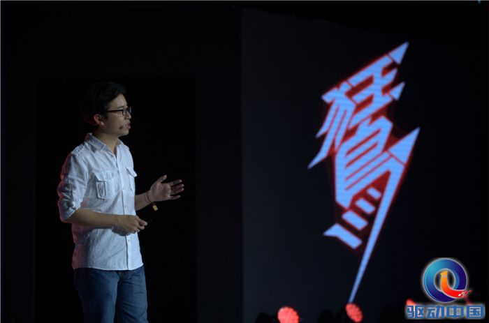 乐视体育智能硬件副总裁李大龙介绍超级自行车——鵟