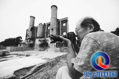 731部队罪证陈列馆日本志愿者相马一成:“我要让更多的日本人了解731部队罪行”。图为8月6日,相马一成在731部队遗址内拍摄。