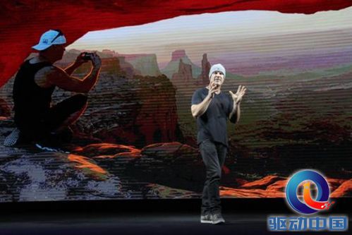 说明: C:\Users\dg\Desktop\上海发布会文案资料\照片\Peter Lik携三星Galaxy S6 edge+亮相发布会现场.jpg