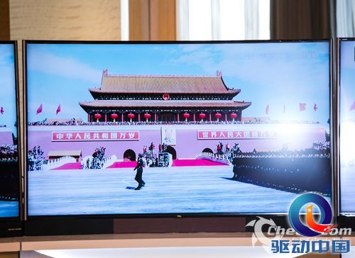 TCL曲面电视H8800体验会现场播放阅兵式