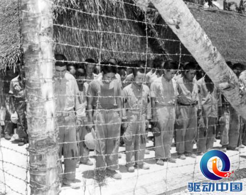 图片说明: 1944年的关岛战役中,日军阵亡1.8万人,被俘1250人。图为关岛战俘营中的日军俘虏。