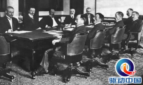 1905年9月5日，日俄双方在美国经过了长达25天的谈判后，签订了《朴茨茅斯条约》，正式结束了在中国土地上进行的日俄战争。清政府曾分别向日、俄及其他各国声明，日俄议和条款内倘有牵涉中国事件，凡未经与中国商定者，一概不能承认。日俄在议和期间，无视清政府的存在，对其声明不予理睬。 清政府还一度想参加和议，因遭到日俄双方的反对而作罢。清廷方面统计，东北人民死于战火的约2万人，财产损失折白银6900万两。