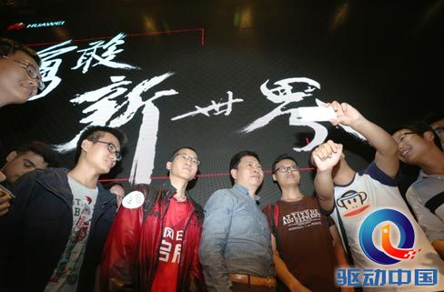 余承东先生与学生互动合影