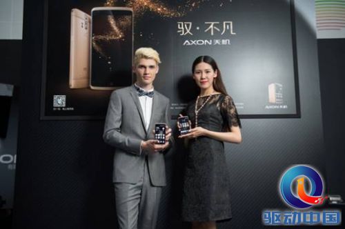 说明: D:\2015年6月\中兴项目\A手机发布会项目\20150721_中兴AXON天机发布会_现场图片(全)\小图\DJY_3798_1.jpg
