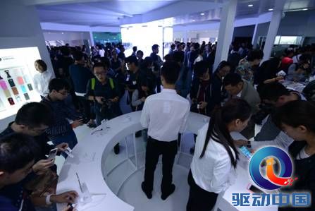说明: C:\Users\zhangxingg\Desktop\配图新闻稿\与会人员现场热情体验三星Gear S2.JPG