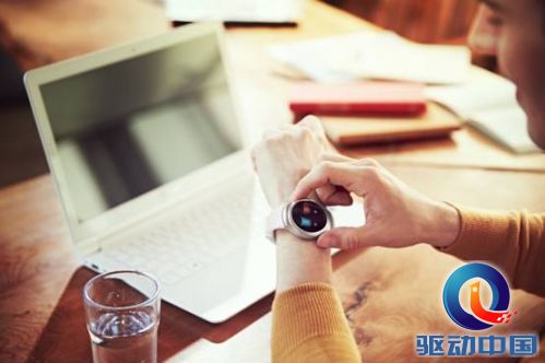 说明: E:\samsung\Gear S2\总部稿件\gear\配图\三星Gear S2 操作十分便捷.jpg