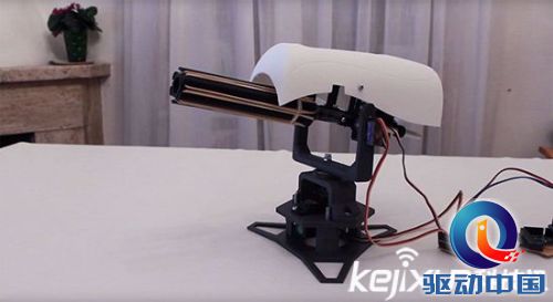 瑞士学生用3D技术 打印一支橡皮筋机枪来保卫办公桌