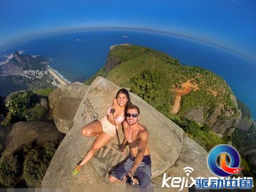 巴西情侣850米悬崖拍照 单手悬挂“爱的宣言” (组图)