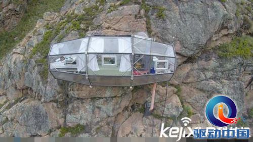 世界上最可怕的酒店：三面透明吊舱悬挂121米悬崖