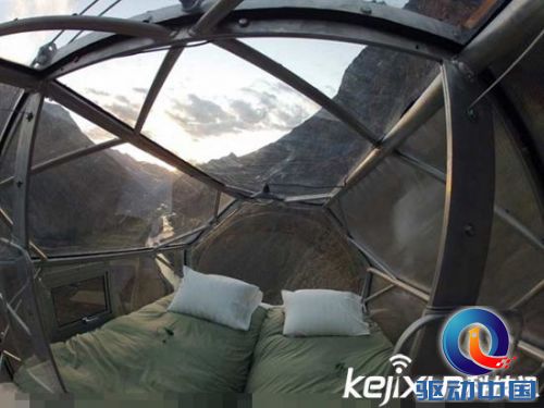 世界上最可怕的酒店：三面透明吊舱悬挂121米悬崖
