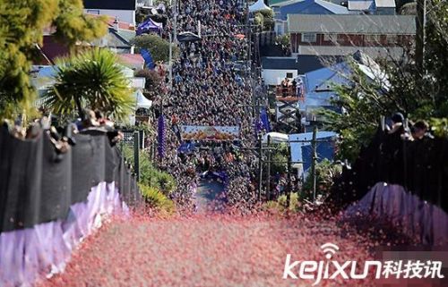 新西兰新奇葩！世界最陡峭街道举办“糖果赛跑”