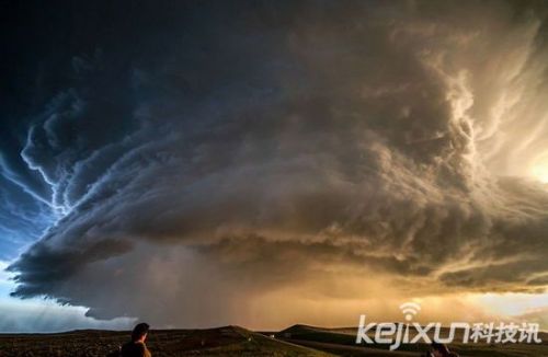 组图：意大利美女教师追逐风暴拍摄龙卷风和闪电