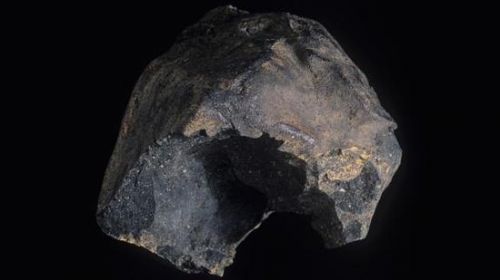 默奇森陨石，一颗著名的碳质球粒陨石，其内部含有大量的有机物质，于1969年坠落在澳大利亚境内