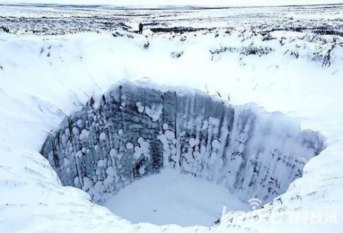 西伯利亚天坑内部曝光      底部是结冰湖泊如地狱