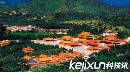 现在很多满族后人都认为,清东陵位居龙脉之首,巍巍壮观,山龙水龙