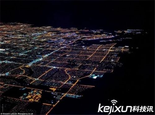 3000米高空看城市夜景：美的就像是电路板