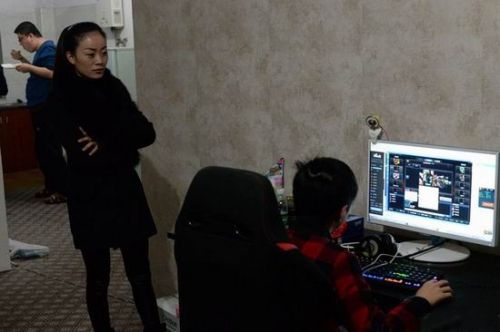 12岁男孩直播LOL月入3万 母亲为他办退学 12岁男孩直播LOL月入3万 母亲为他办退学