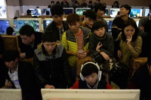 12岁男孩直播LOL月入3万 母亲为他办退学 12岁男孩直播LOL月入3万 母亲为他办退学