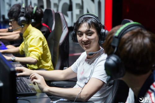 李咏主持游戏晚会？盘点明星与游戏的奇葩跨界玩法