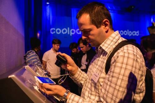说明: C:\Users\coolpad\Desktop\20160128慕尼黑发布会\宣传素材\发布会\记者体验酷派产品.jpg