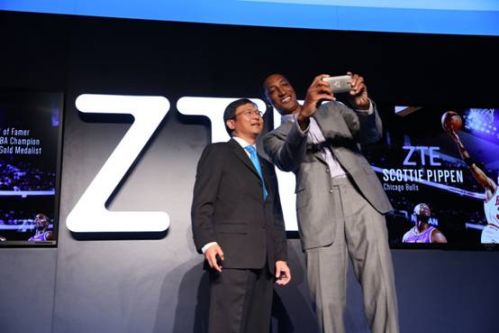 说明: E:\ZTE\CES2016\CSX计划发布会新闻照片\前芝加哥公牛队巨星斯科特皮蓬和程立新用中兴手机自拍.JPG