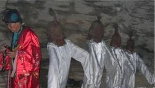 赶尸人,这一职业谁见过?道士都有本事让尸身跳作走,为何还是无法还魂?《奇门遁甲》里不是有借尸还魂一说