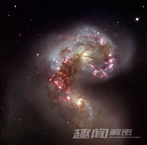 如图,这张天线星系(ngc 4038和ngc 4039)照片是由意大利天文摄影师