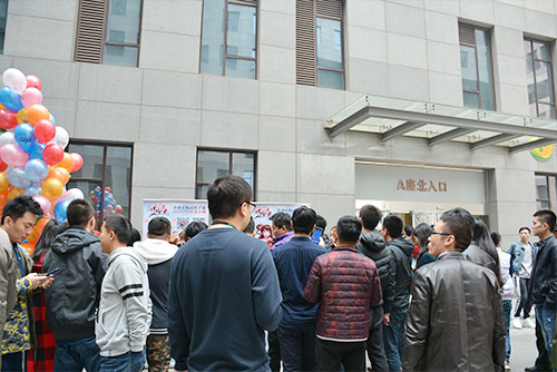 图5:现场人山人海