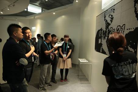 说明: C:\Users\JShi95\Desktop\新闻稿照片\展品\Flip Dots.JPG