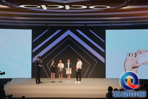 杨洋与粉丝现场互动