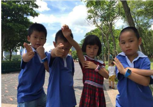 而进入小学后,孩子会比较喜欢卡通形象,而且对性别的区分会比较看中。岁着年岁的增长,大龄孩子会逐渐喜欢相对抽象,简单的款式。因此,在选购儿童手表时,手表款式是否符合孩子心意很重要。