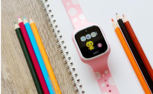 而进入小学后,孩子会比较喜欢卡通形象,而且对性别的区分会比较看中。岁着年岁的增长,大龄孩子会逐渐喜欢相对抽象,简单的款式。因此,在选购儿童手表时,手表款式是否符合孩子心意很重要。